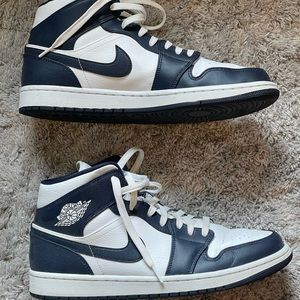 Jordan 1 Mid.